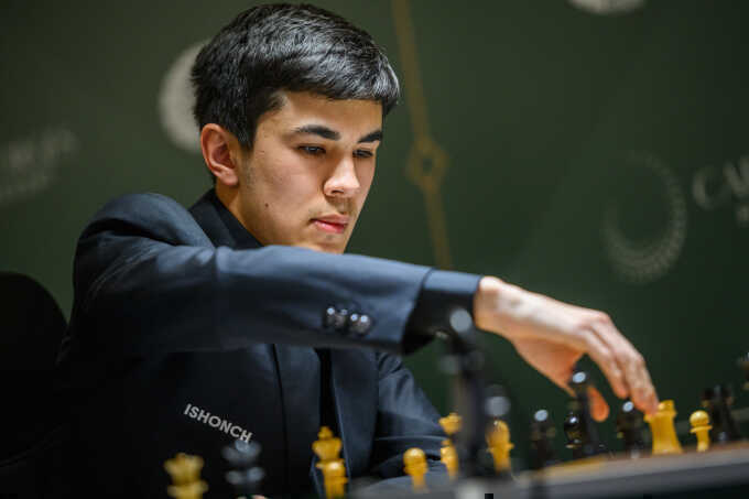 Sindarov hạ Caruana, độc chiếm đỉnh bảng Candidates 2026