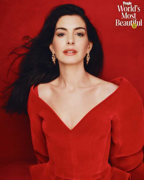 Anne Hathaway là `Người đẹp nhất thế giới 2026`