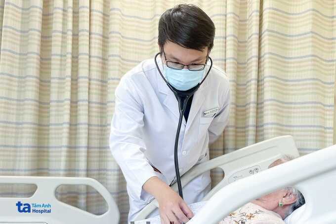 Khám mắt phát hiện tắc động mạch chân