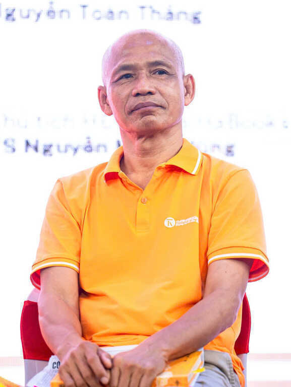 `Mong nhà nào cũng có một tủ sách`
