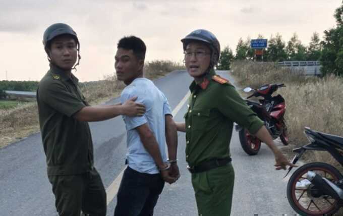 Sát hại vợ rồi ôm con bỏ trốn
