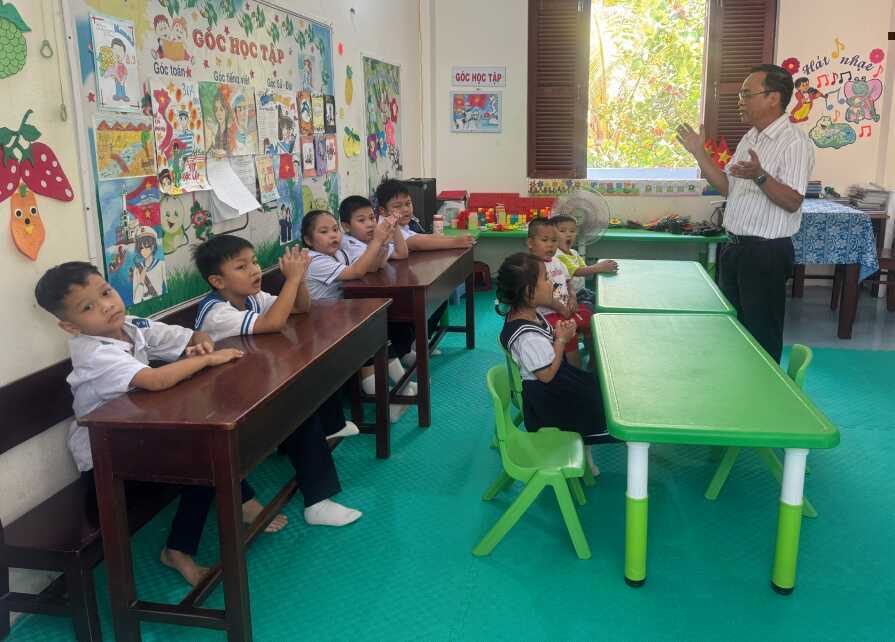 Thầy giáo 55 tuổi ra Trường Sa dạy học, con gái nhắn nhủ ‘bố là niềm tự hào’