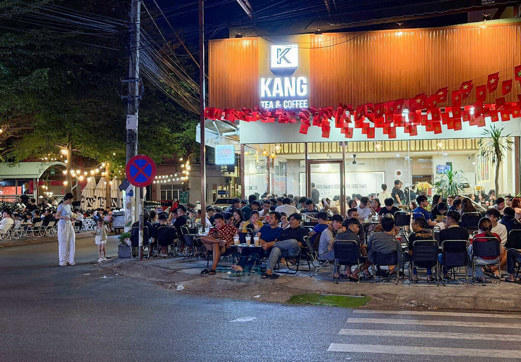 TPHCM: Hàng loạt quán ăn chiếm vỉa hè, lòng đường suốt thời gian dài