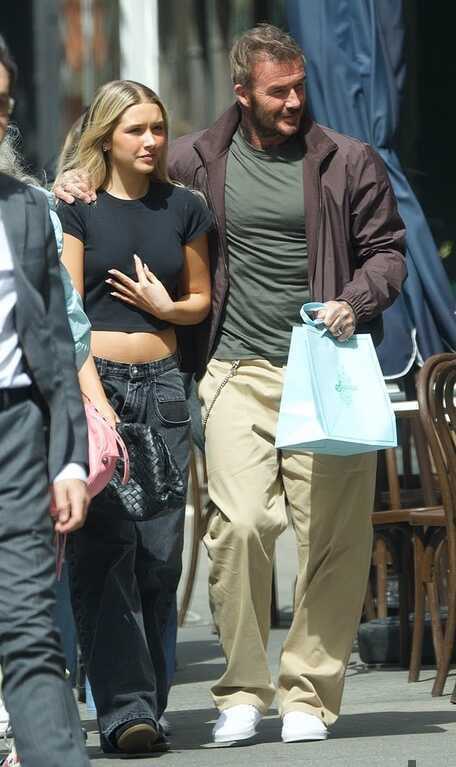 Harper Beckham mặc hở eo dạo phố cùng bố
