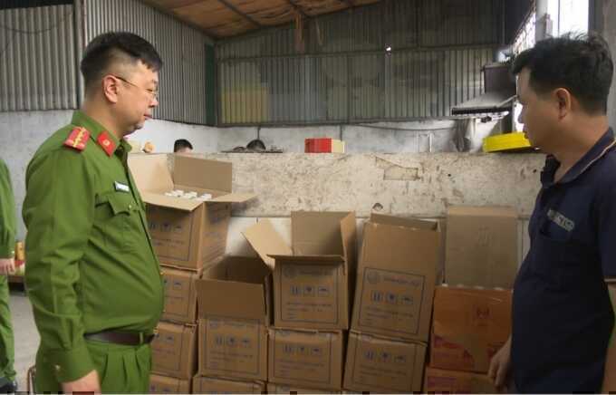Sản xuất dấm giả từ axit và nước lã