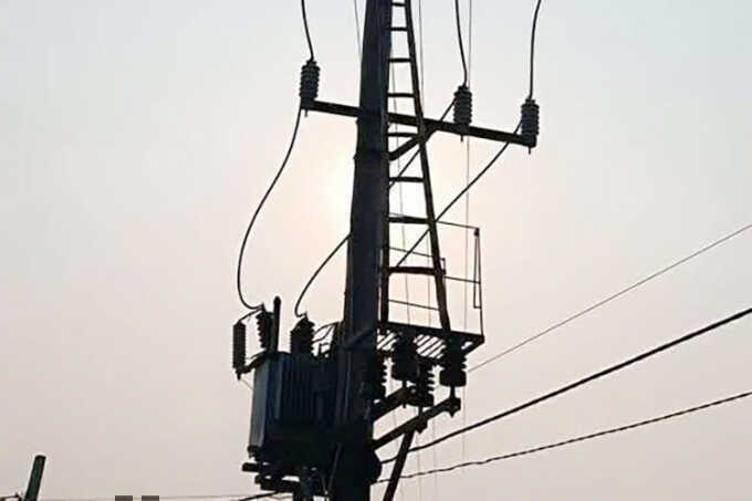 Thiếu niên mắc trên đường dây điện 35 kV