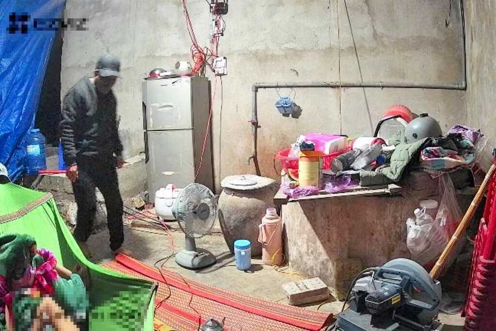 Truy tìm kẻ bịt mặt xông vào nhà dân cướp giật vàng trên người bà lão