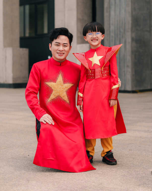 Tùng Dương, bé Xệ Xệ làm mới `Như có Bác trong ngày đại thắng`