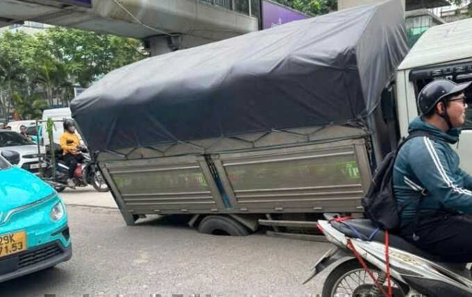 Xe tải sụt hố trên đường Hà Nội