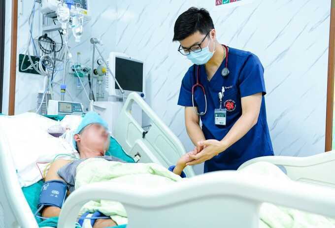 Bác sĩ cảnh báo nguy cơ đột quỵ từ thói quen `tắm ngay sau khi đi nắng về`