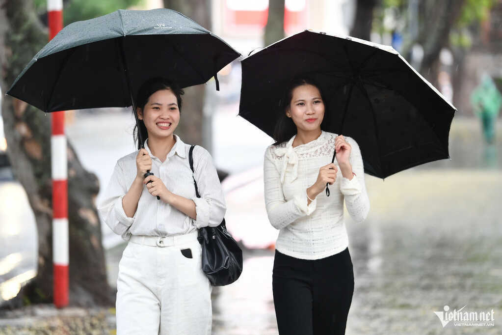 Dự báo thời tiết 24/4/2026: Mưa giông lan vào Trung Bộ, miền Bắc vẫn mát
