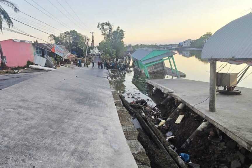 Đường bê tông ~rơi~ xuống sông ở Cà Mau