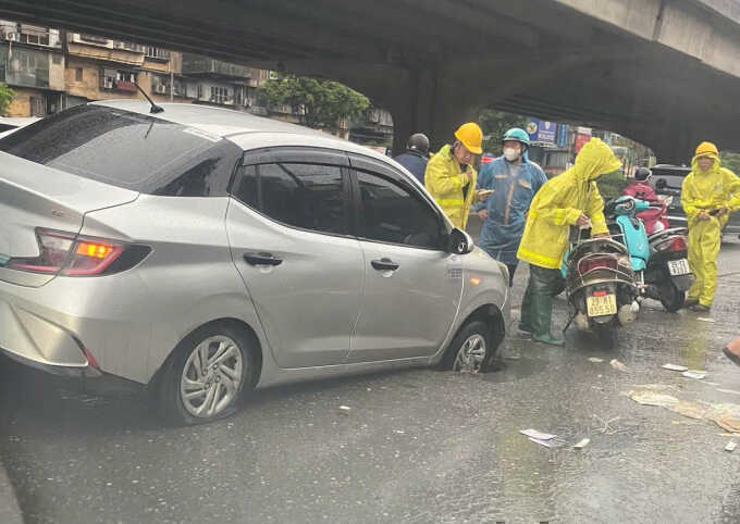 Taxi sụt hố sâu trên đường Hà Nội