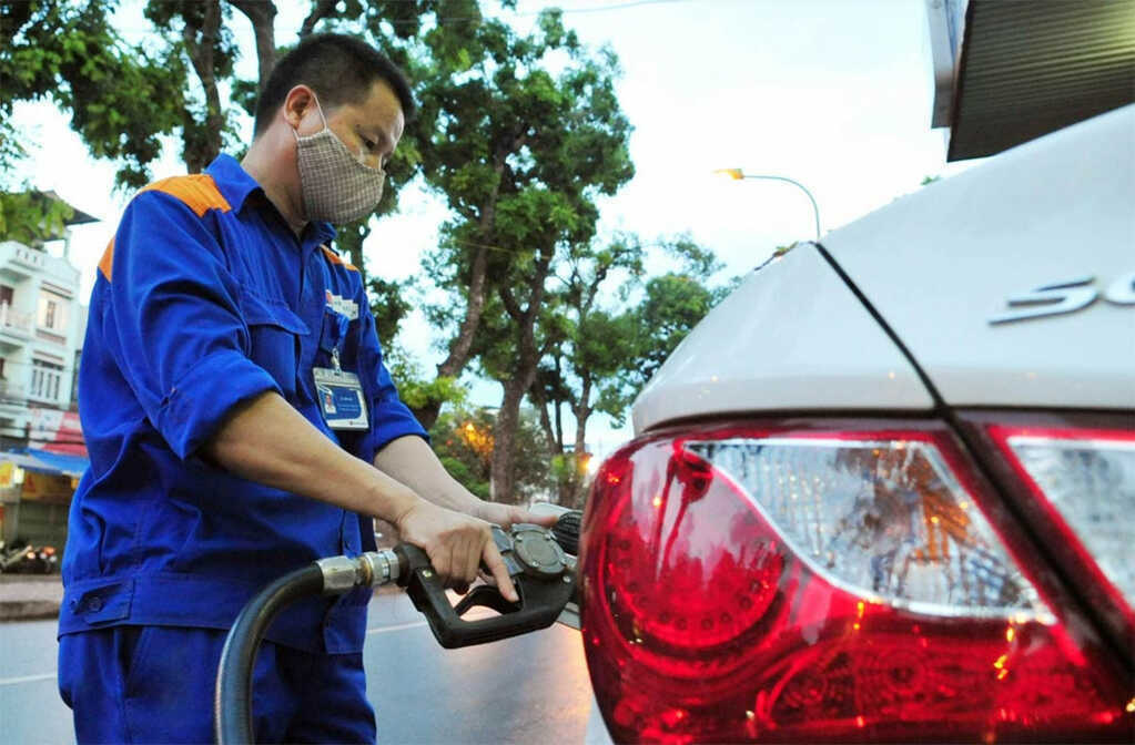 Giá xăng dầu hôm nay 25/4: Dầu thế giới trái chiều, trong nước hạ nhanh