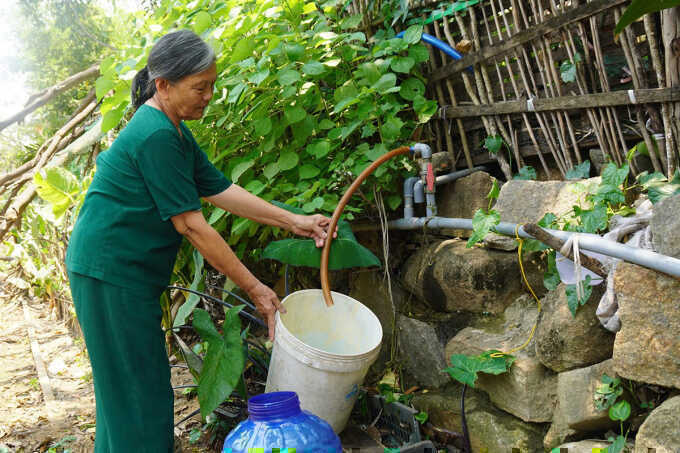 Hàng trăm người `mót` nước sạch giữa mùa khô