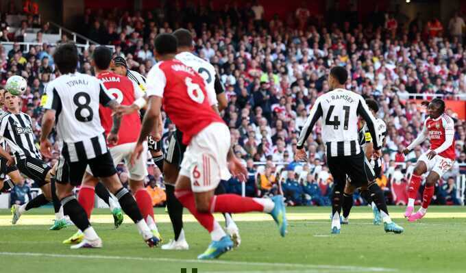 Arsenal trở lại đỉnh bảng Ngoại hạng Anh
