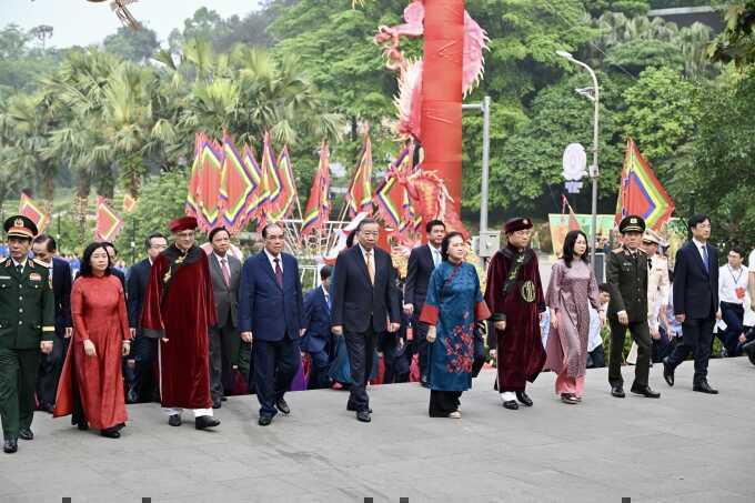 `Chọn con đường dựng xây đất nước phồn vinh thì không được nản lòng trước khó khăn`