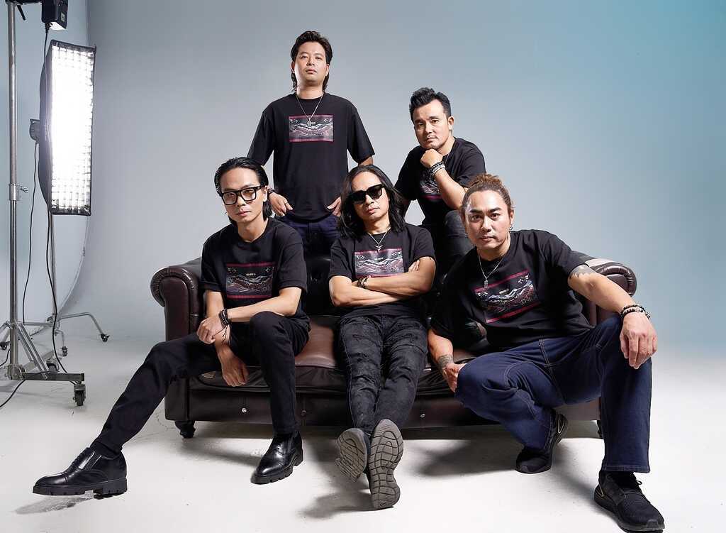 Bức Tường đưa dân ca Tây Bắc hòa vào ngọn lửa rock