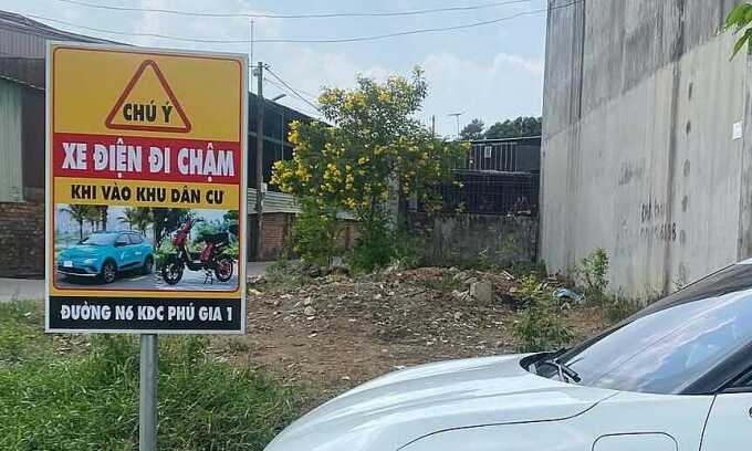 `Khu dân cư cảnh báo xe điện đi chậm`