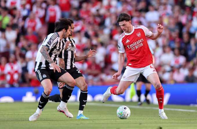Neville: `Cơ hội của Arsenal ở Ngoại hạng Anh rõ ràng hơn Champions League`