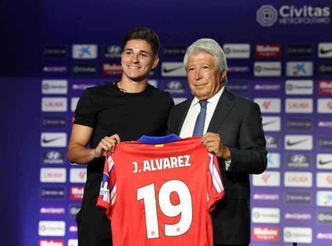 Barca muốn hỏi mua Julian Alvarez
