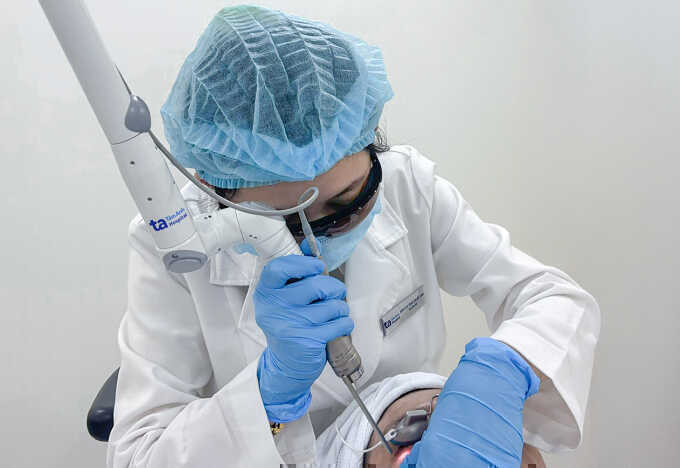 Dùng laser xóa quầng thâm mắt