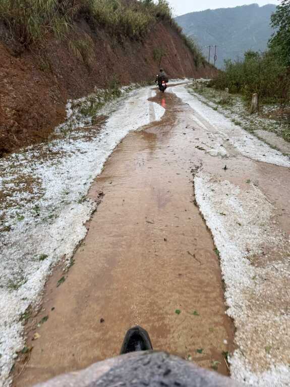 Mưa đá phủ trắng núi đồi ở Điện Biên