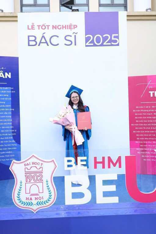 Phía sau clip bác sĩ nội trú “triệu view”: Mẹ bán tạp hoá, 3 con học chuyên