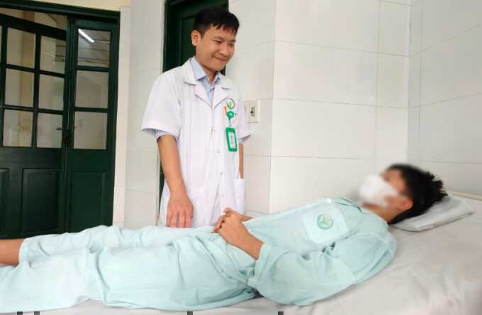 Trò đùa dựng bút bi trên ghế khiến nam sinh rách niệu đạo
