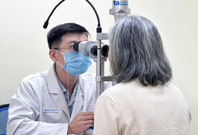 Xuất huyết kết mạc kèm phù hoàng điểm