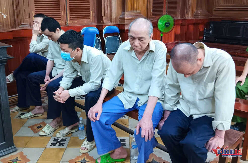 Cán bộ hải quan, an toàn thực phẩm nhận tiền để giúp doanh nghiệp nhập lậu sữa