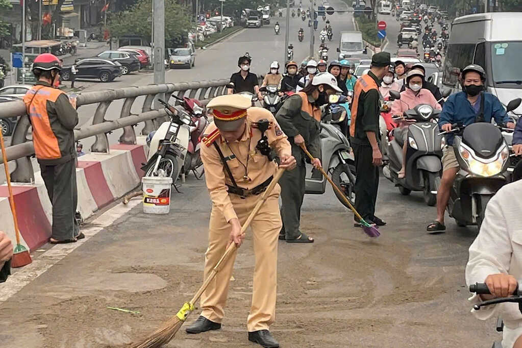Dầu loang 50m trên cầu vượt ở Hà Nội, nhiều xe máy trượt ngã giờ cao điểm