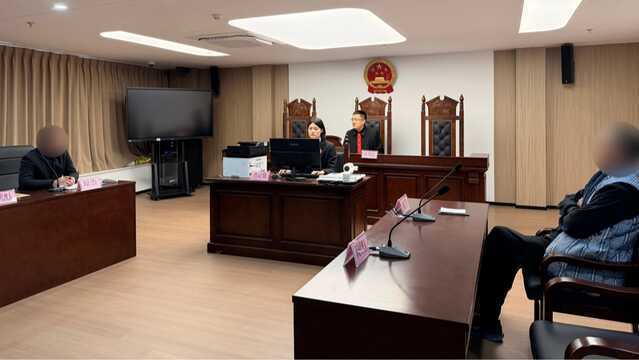 Kiện vì bị khắc tên trên bia mộ của bố mẹ chồng cũ