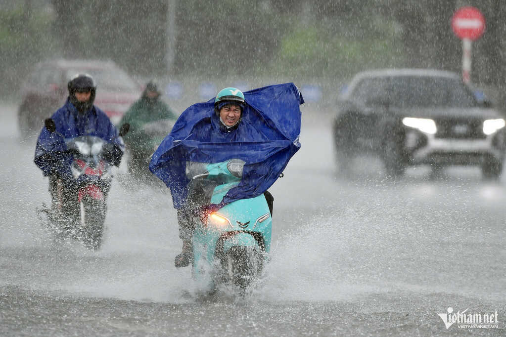 Miền Bắc có thể mưa giông, lốc sét do không khí lạnh, rồi nắng nóng lần 2 cực gắt