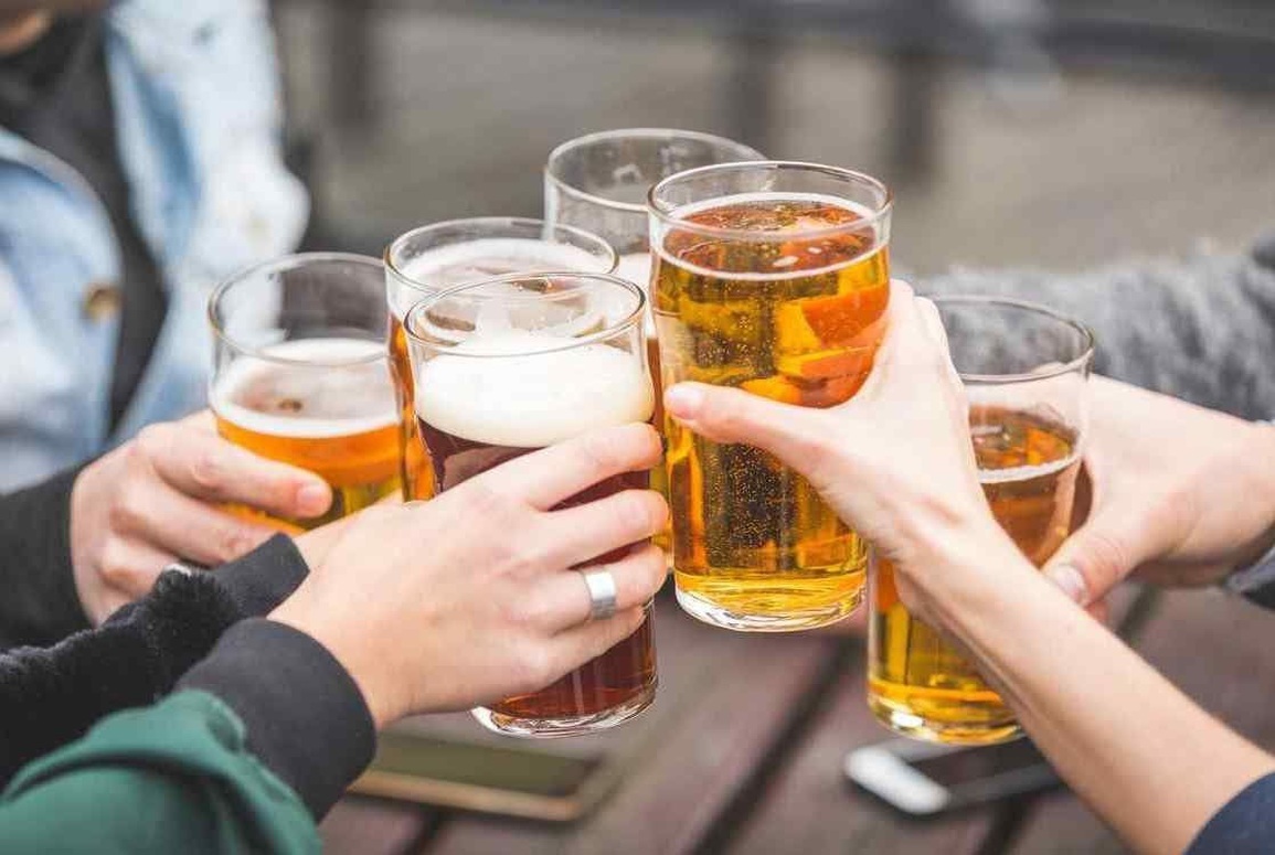 Vì sao bị đau chân sau cuộc nhậu?