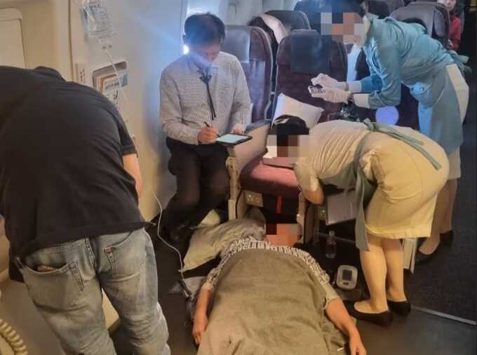 Nhóm bác sĩ Hàn Quốc cứu sống hành khách nguy kịch trên máy bay