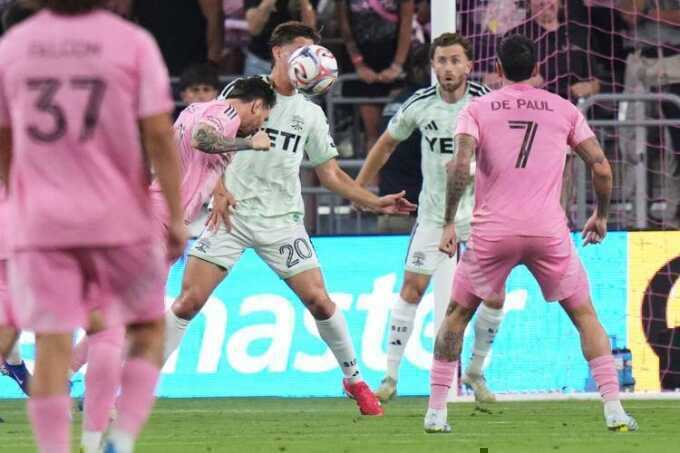 Messi ghi bàn trong ngày ra mắt sân mới