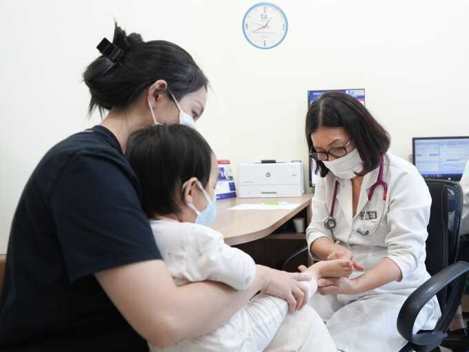 Thổi nguội thức ăn có lây bệnh tay chân miệng cho trẻ không?
