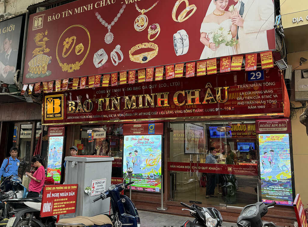 Giá vàng giảm, tiệm vàng vắng khách, Bảo Tín Minh Châu cho mua 10 chỉ cầm về