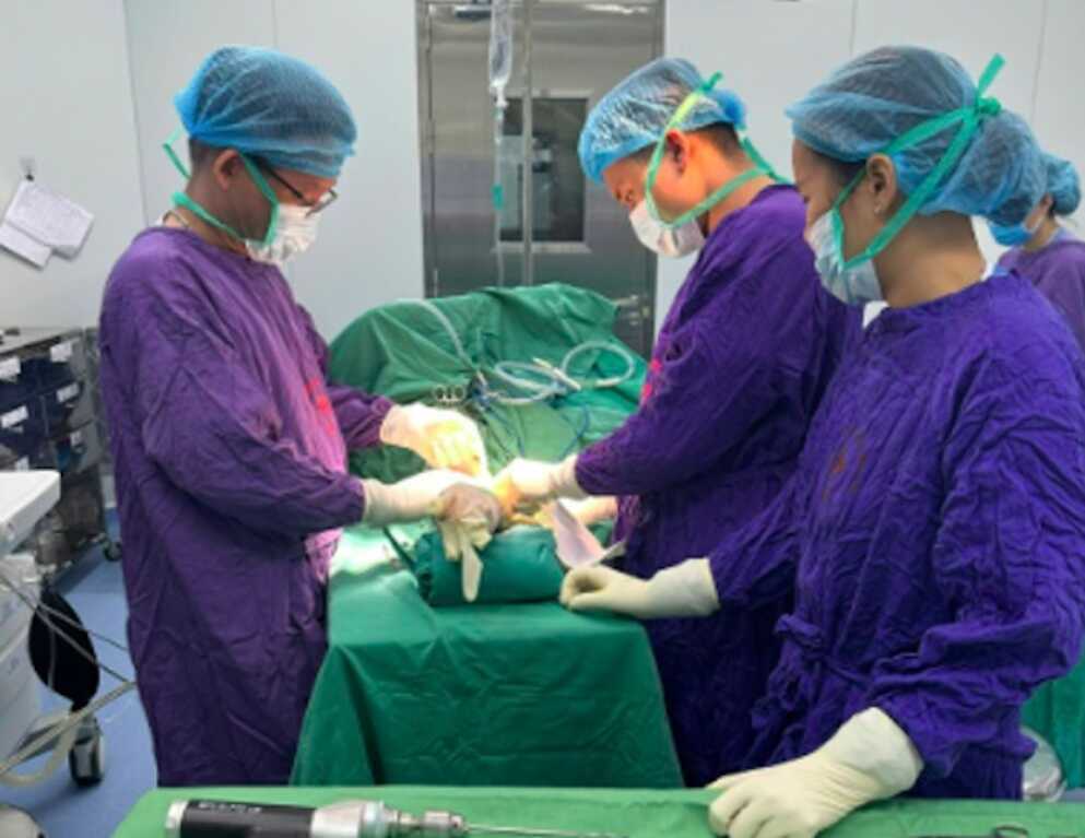 Nam thanh niên 19 tuổi cấp cứu, gãy xương nhiều mảnh rời từ vật tay