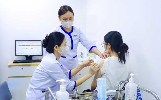 Sinh viên chủ động tiêm phòng não mô cầu