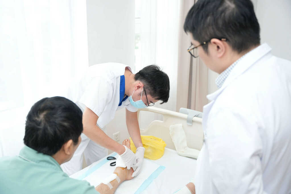 Vinmec Hải Phòng phẫu thuật xuyên đêm cứu bệnh nhân bị cưa máy văng vào người