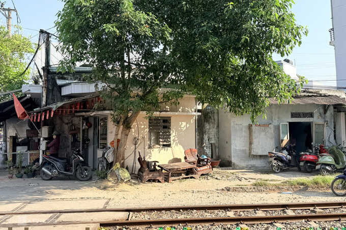 Hai nhân viên gác chắn đường sắt bị hành hung
