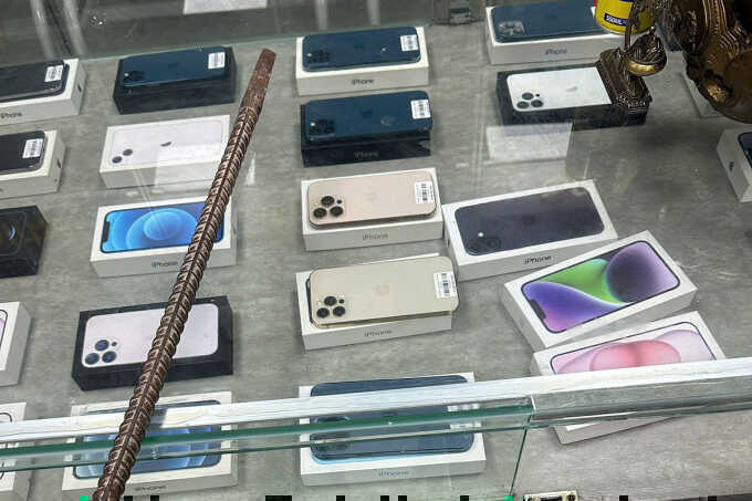 Nhóm thiếu niên phá khóa cửa hàng, trộm hàng loạt iPhone