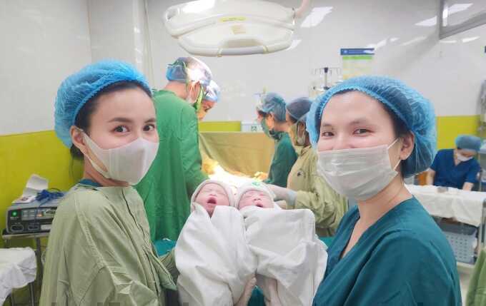 Sinh đôi ở tuổi 56