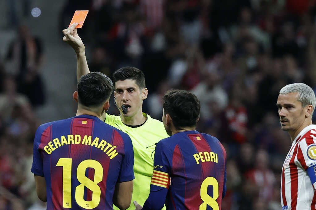 Trọng tài xác nhận sai lầm hủy thẻ đỏ của Barca ở trận thắng Atletico