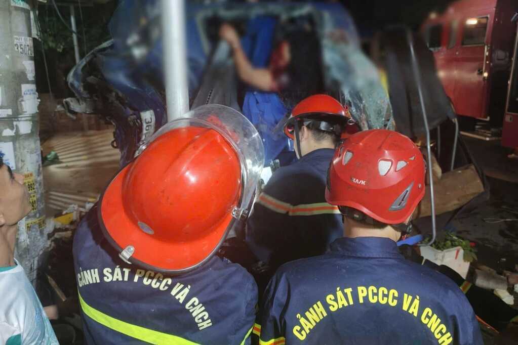 Xe tải bị lật lúc rạng sáng, 2 người mắc kẹt trong cabin