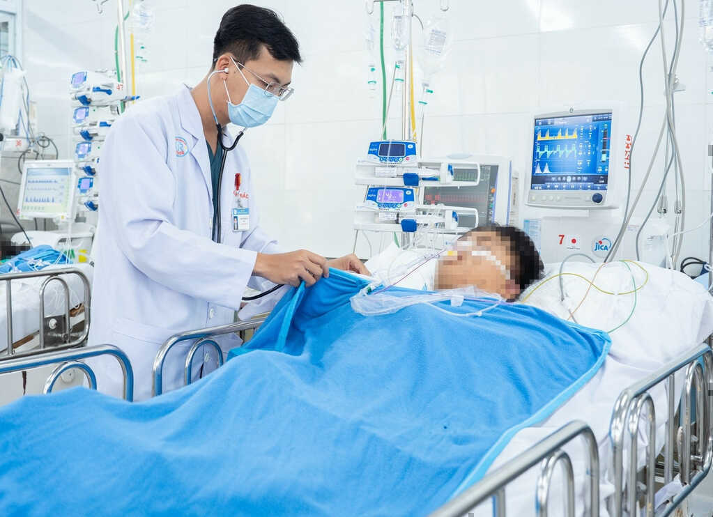 Xuyên đêm mổ cấp cứu 2 nạn nhân gãy xương, dập phổi vụ xe khách lao xuống vực