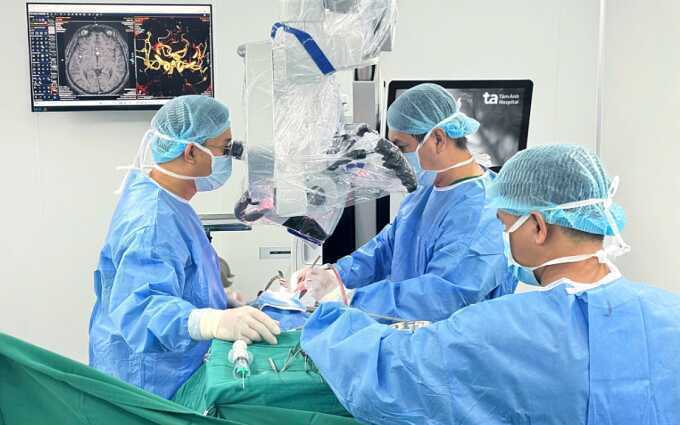 Kẹp túi phình mạch não cứu người đột quỵ