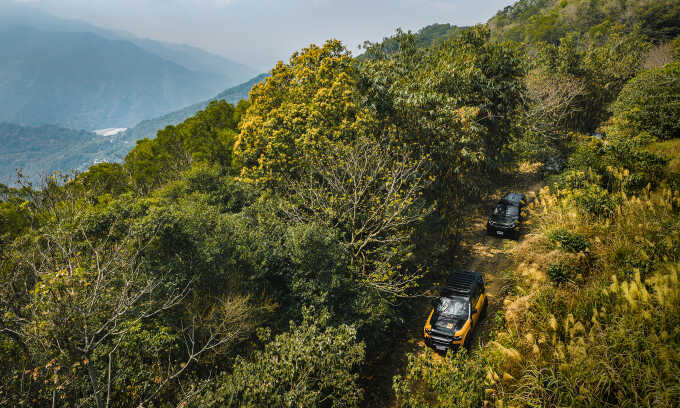 Land Rover Defender Trophy - chọn hướng lạ mà đi